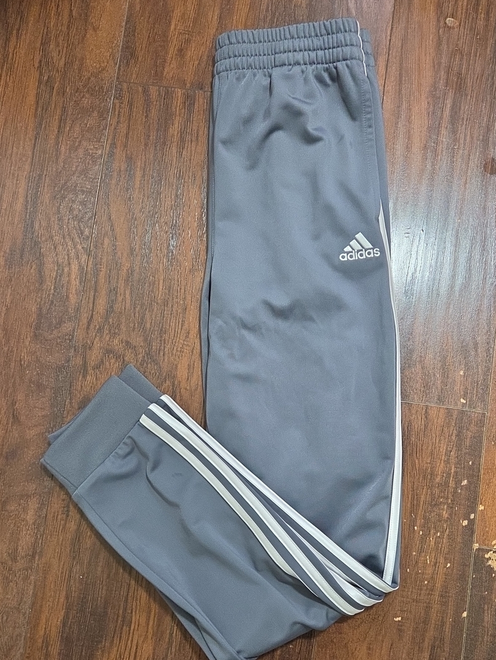 Adidas Kids Charcoal Gray Joggers with White Three-Stripes Sie 14/16 (L).